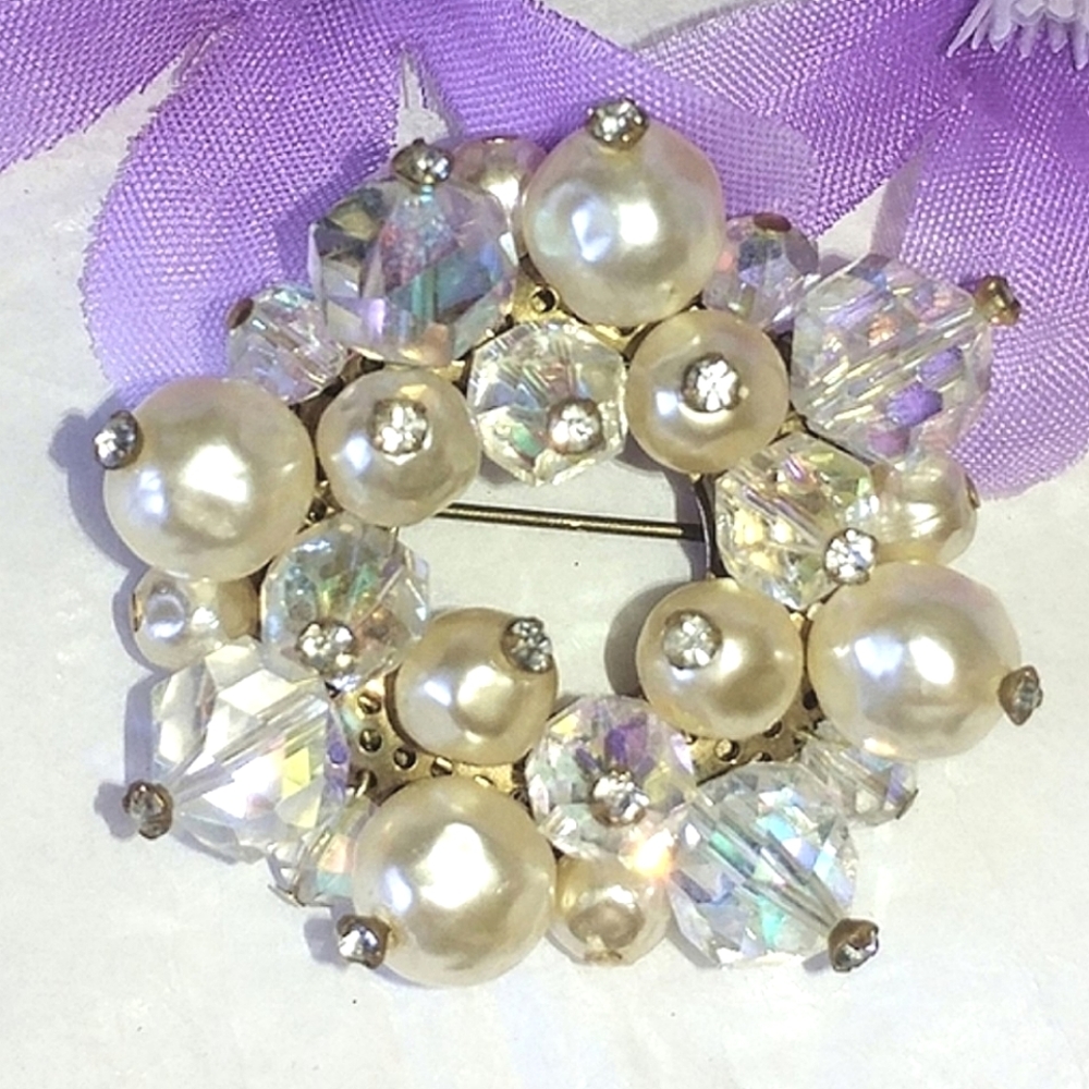 AURORA BOREALIS CRYSTAL & FAUX PEARL VINTAGE CIRCLE PIN - Picture 2 of 6